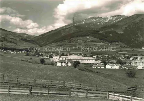AK / Ansichtskarte Sterzing Vipiteno Suedtirol IT Brennerpass Alpen Bergtal Wiesen Ortschaft Hotel