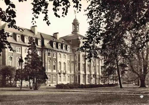 AK / Ansichtskarte Muenster Schlossgarten Universitaet Schloss Barockgebaeude Park Baeume