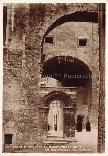 AK / Ansichtskarte PERUGIA Umbria IT Archi-della-Maestà-delle-Volte Palazzo-del-Popolo Bogen Mittelalter Passanten