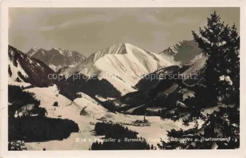 AK / Ansichtskarte Berwang Tirol AT Thaneller Zugspitze Bleispitze Gartnerwand Bergpanorama Winterlandschaft Schnee Wald Tal