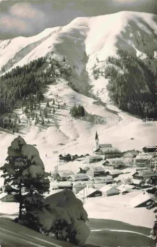 AK / Ansichtskarte Berwang Tirol AT Berwang Hoenig Winterlandschaft Skiort Kirche Schnee Bergdorf Alpen