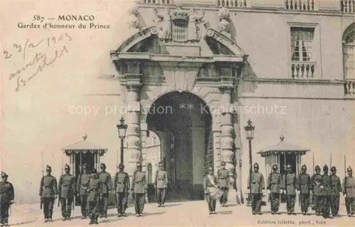 AK / Ansichtskarte MONACO Gardes-d honneur Palast-Eingang Soldaten Wachposten Uniformen Palasttor Wappenstein