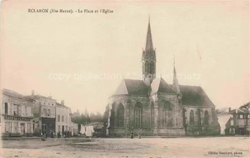 AK / Ansichtskarte Eclaron-Braucourt-Sainte-Liviere 52 Haute-Marne Place Eglise Hotel-de-la-Place Cafe-de-la-Place Kirchturm Dorfplatz Passanten