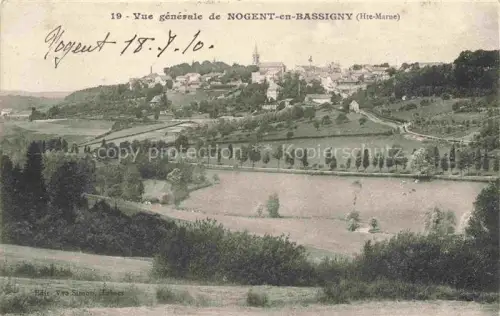 AK / Ansichtskarte Nogent-en-Bassigny CHAUMONT 52 Haute-Marne Stadtpanorama Kirche Huegel Felder Baeume Allee Wiesen