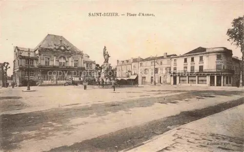 AK / Ansichtskarte SAINT-DIZIER 52 Haute-Marne Place-d Armes Denkmal Rathaus Geschaefte Platz Automobil Passanten