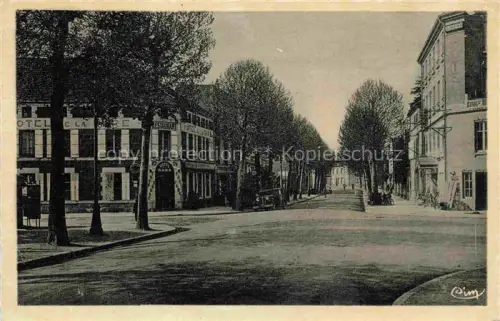 AK / Ansichtskarte SAINT-DIZIER 52 Haute-Marne Avenue-de-la-Gare Hôtel-de-la-Gare Restaurant Baeume Strasse Automobil