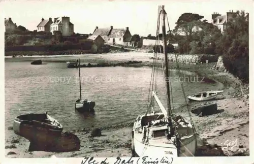 AK / Ansichtskarte Ile-de-Batz MORLAIX 29 Finistere Port-du-Saumon Segelboote Hafen Ebbe Sandstrand Haeuser Kueste