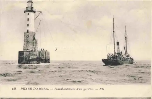 AK / Ansichtskarte Armen Ar Men (Phare) Ile-de-Sein QUIMPER 29 Finistere Phare-d Armen Leuchtturm Transbordement Dampfschiff Fels Meer Atlantik
