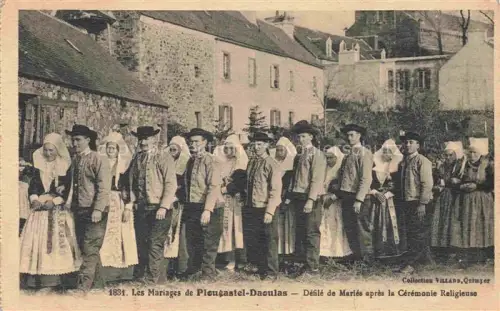 AK / Ansichtskarte Plougastel-Daoulas BREST 29 Finistere Mariages Bretonische-Tracht Hochzeit Prozession Dorfplatz Maenner Frauen Kopfputz