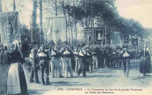 AK / Ansichtskarte Locronan Chateaulin 29 Finistere Procession Troménie Défilé-des-Bannières Prozession Banniere Bretonische-Tracht Soldaten Baeume