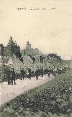 AK / Ansichtskarte Penmarch QUIMPER 29 Finistere Prozession Pardon Kirche Dorfstrasse Glaeubige Fahnen Haeuser