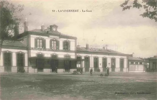 AK / Ansichtskarte Landerneau BREST 29 Finistere Gare Bahnhof Bahnhofsgebaeude Vorplatz Passanten Uhr