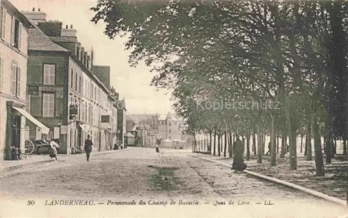AK / Ansichtskarte Landerneau BREST 29 Finistere Promenade-du-Champ-de-Bataille Quai-de-Léon Allee Baeume Haeuser Passanten Strasse