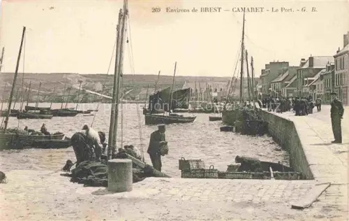 AK / Ansichtskarte Camaret-sur-Mer Chateaulin 29 Finistere Port Hafen Fischerboote Segelboote Fischer Kai Haeuser Matrosen