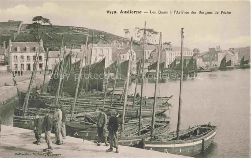 AK / Ansichtskarte Audierne QUIMPER 29 Finistere Quais Fischerboote Segelboote Fischer Hafen Haeuser Huegel Barques-de-Pêche