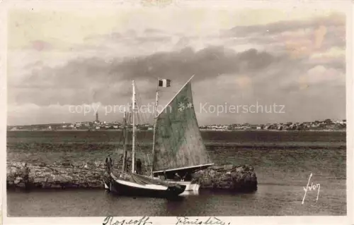 AK / Ansichtskarte ROSCOFF 29 Finistere Accostage Ile-de-Batz Segelboot Hafen Felsen Leuchtturm Kueste Franzoeische-Flagge