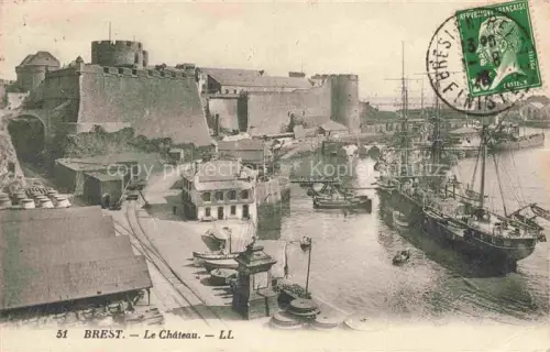 AK / Ansichtskarte BREST 29 Finistere Le-Chateau Burg Hafen Segelschiff Schiffe Kai Festung Mauern
