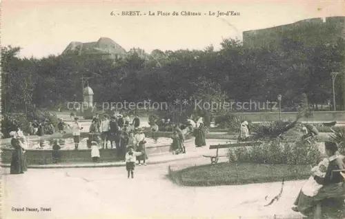 AK / Ansichtskarte BREST 29 Finistere Place-du-Chateau Jet-d Eau Springbrunnen Park Passanten Kinder Tracht Baeume