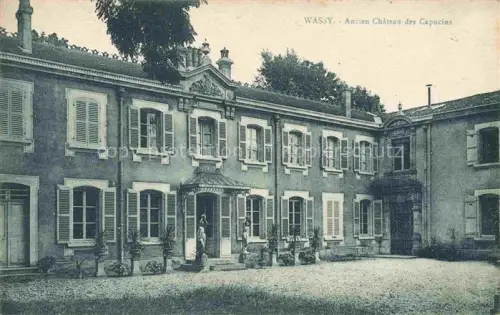 AK / Ansichtskarte Wassy Saint-Dizier 52 Haute-Marne Château-des-Capucins Herrenhaus Skulpturen Kuebelpflanzen Innenhof