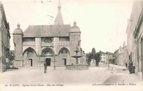 AK / Ansichtskarte Wassy Saint-Dizier 52 Haute-Marne Eglise-Notre-Dame Rue-du-College Brunnen Platz Kirchturm Passanten Gotik