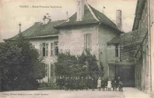 AK / Ansichtskarte Wassy Saint-Dizier 52 Haute-Marne Ecole-Primaire-Superieure Schulgebaeude Kinder Schulhof Passanten