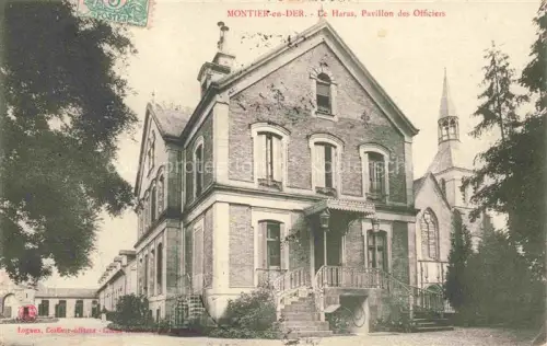 AK / Ansichtskarte Montier-en-Der Saint-Dizier 52 Haute-Marne Haras Pavillon-des-Officiers Backsteingebaeude Freitreppe Kirche Baeume
