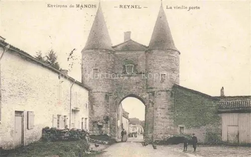 AK / Ansichtskarte Reynel CHAUMONT 52 Haute-Marne Vieille-porte Torturm Doppelturm Torbogen Dorfstrasse Passanten Hund