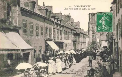 AK / Ansichtskarte Douarnenez QUIMPER 29 Finistere Rue-Jean-Bart Hochzeitszug Braut Sonnenschirme Menschenmenge Geschaefte Haeuser