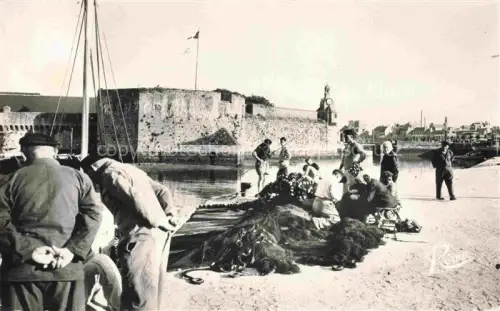 AK / Ansichtskarte CONCARNEAU Quimper 29 Finistere Raccomodage-des-Filets Fischer Fischernetze Stadtmauer Hafen Segelboot Glockenturm