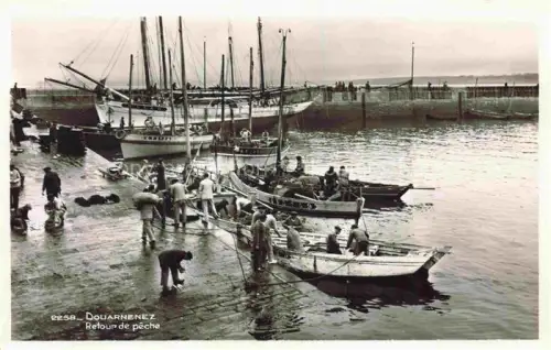 AK / Ansichtskarte Douarnenez QUIMPER 29 Finistere Retour-de-pêche Fischer Fischerboote Hafen Segelschiffe Kai Entladen