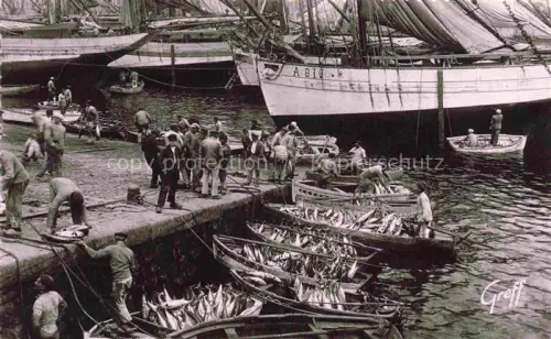 AK / Ansichtskarte CONCARNEAU Quimper 29 Finistere Hafen Fischer Thunfisch Fischerboote Segelschiffe Kai Débarquement