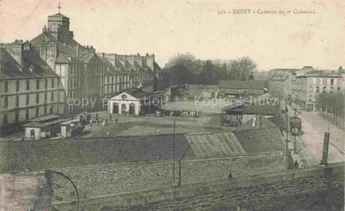 AK / Ansichtskarte BREST 29 Finistere Caserne-du-2e-Colonial Kaserne Kasernenhof Militaergebaeude Kolonial Strassenbahn