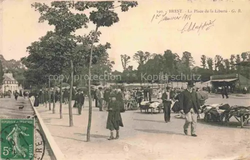 AK / Ansichtskarte BREST 29 Finistere Place-de-la-Liberté Markt Passanten Baeume Marktstaende Platz