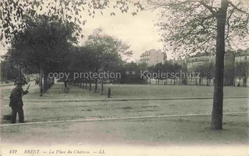 AK / Ansichtskarte BREST 29 Finistere Place-du-Château Platz Baeume Promenade Rasen Passanten