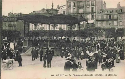 AK / Ansichtskarte BREST 29 Finistere Champ-de-Bataille Musikpavillon Kiosque Menschenmenge Konzert Platz Kinderwagen