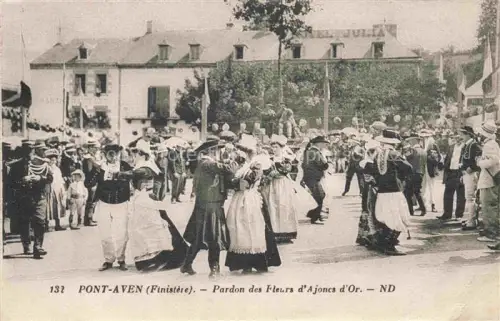 AK / Ansichtskarte Pont-Aven Quimper 29 Finistere Pardon-des-Fleurs-d Ajoncs-d Or Tracht Volkstanz Hotel-Julia Musikkapelle Menschenmenge Festumzug