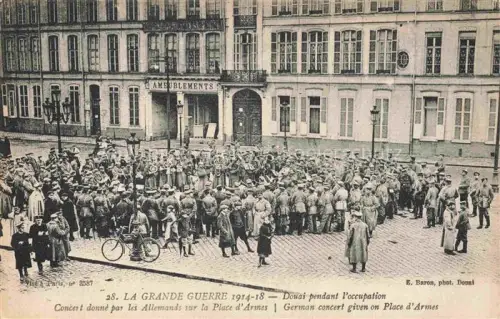 AK / Ansichtskarte DOUAI 59 Nord Place-d Armes deutsche Soldaten Konzert Besatzung Erster-Weltkrieg Menschenmenge