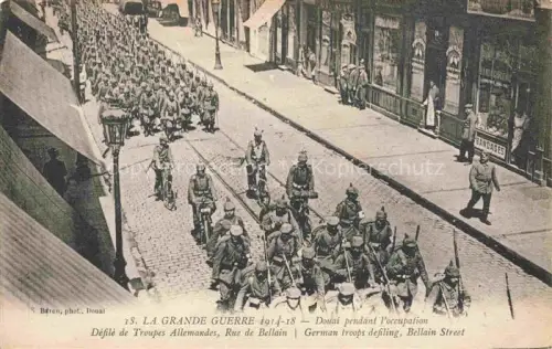 AK / Ansichtskarte DOUAI 59 Nord Rue-de-Bellain deutsche Soldaten Truppenmarsch Besatzung Erster-Weltkrieg Fahrraeder