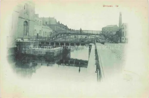 AK / Ansichtskarte DOUAI 59 Nord Kanal Bruecke Schleuse Fabrikschornstein Industriegebaeude Uferweg