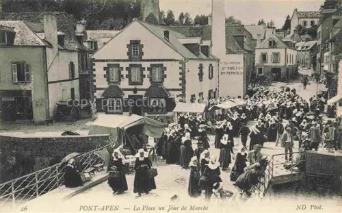 AK / Ansichtskarte Pont-Aven Quimper 29 Finistere Place Marktplatz Markttag Bretonische-Trachten Haendler Marktzelte Stadthaus