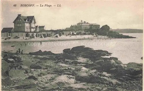 AK / Ansichtskarte ROSCOFF 29 Finistere Strand Felsen Strandkabinen Villen Badegaeste Meer Kuestenfelsen