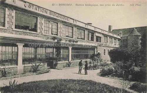 AK / Ansichtskarte ROSCOFF 29 Finistere Station-biologique Forschungsgebaeude Garten Pflanzen Passanten Steinbau