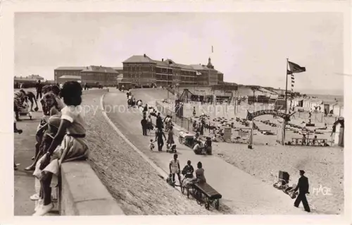 AK / Ansichtskarte BERCK-PLAGE 62 La-Plage Stade-Chipiloff Promenade Strandgaeste Gebaeude Fahnen Duene