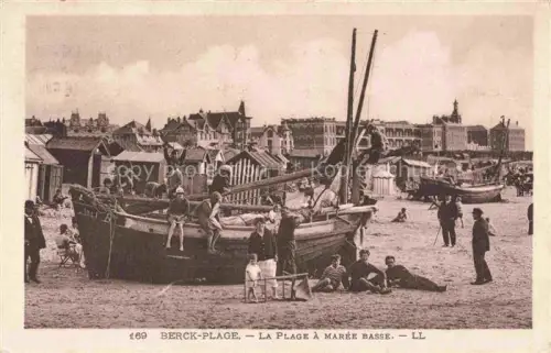 AK / Ansichtskarte BERCK-PLAGE 62 Strand Fischerboote Badegaeste Strandkoerbe Ebbe Villen