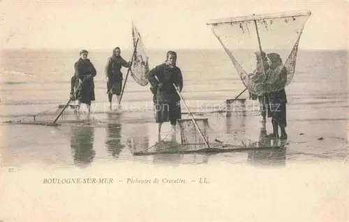 AK / Ansichtskarte BOULOGNE-SUR-MER 62 Pas-de-Calais Pécheuses-de-Crevettes Fischerinnen Garnelenfang Netze Meer Tracht