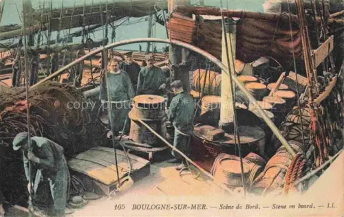 AK / Ansichtskarte BOULOGNE-SUR-MER 62 Pas-de-Calais Schiffsdeck Matrosen Faesser Taue Fischerboot Hafen Szene-de-Bord