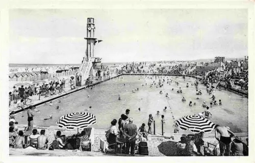 AK / Ansichtskarte LE TOUQUET-PARIS-PLAGE Le Montreuil 62 Pas-de-Calais Piscine Schwimmbad Sprungturm Sonnenschirme Badegaeste Strand Uhr