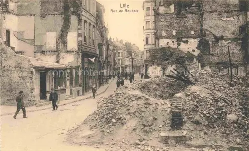 AK / Ansichtskarte LILLE 59 Nord Rue-de-Roubaix Kriegszerstoerung Truemmer Ruinen Passanten Fassaden