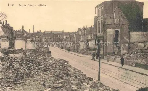 AK / Ansichtskarte LILLE 59 Nord Rue-de-l Hôpital-militaire Kriegszerstoerung Truemmer Ruinen Gleise Passanten