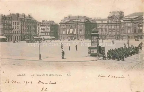 AK / Ansichtskarte LILLE 59 Nord Place-de-la-République Soldaten Marsch Kiosk Pferdefuhrwerk Prachtgebaeude Platz Fahne